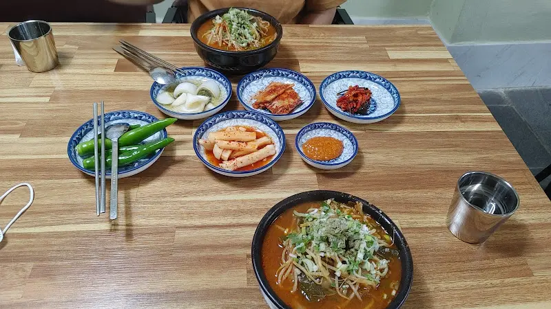 테이블 가득 차려진 국밥 한 상