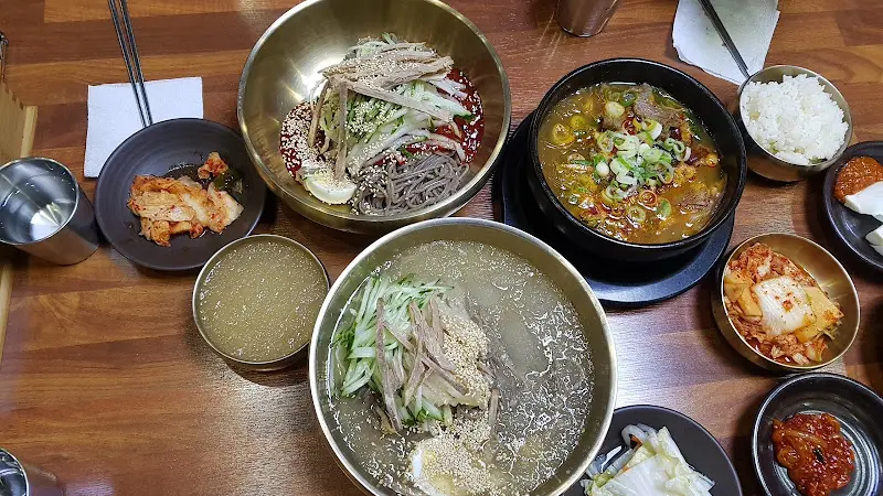 국밥과 함께 제공되는 다양한 곁들임 메뉴들