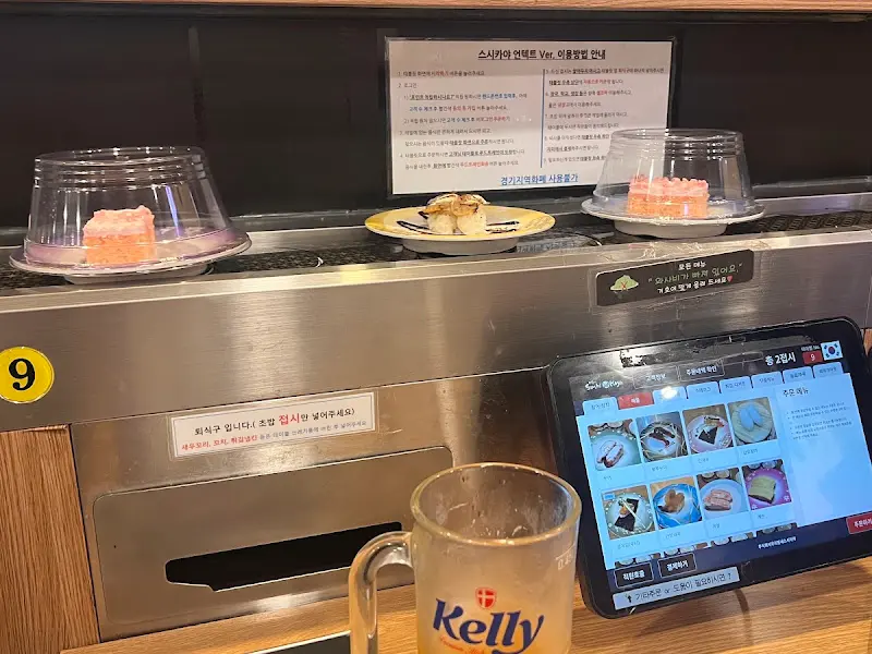 테이블에 설치된 주문 태블릿