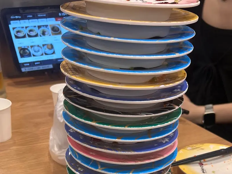 수북이 쌓인 접시