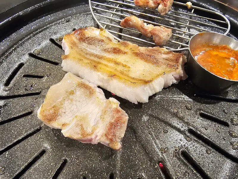 맛있게 구워진 삼겹살
