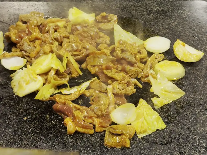 불판 위에 올려진 오리 양념