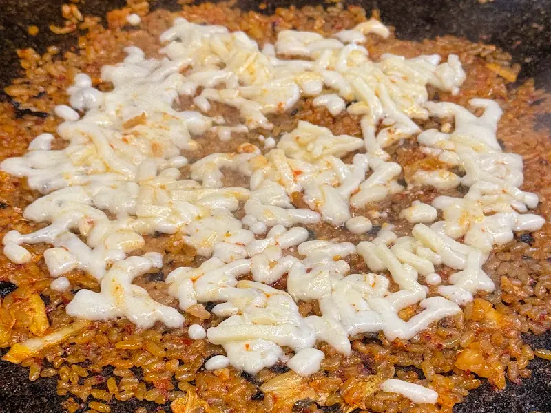 볶음밥 위에 올려진 모짜렐라 치즈