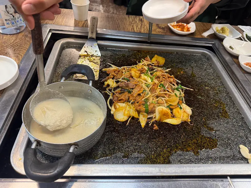 들깨 수제비를 덜어먹는 모습