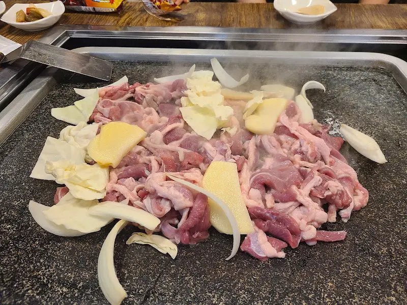 불판 위에 올려진 오리 로스