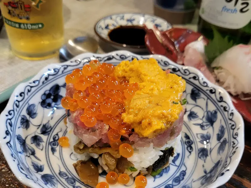 성게알과 연어알이 듬뿍 올라간 요리