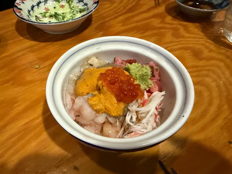 다채로운 해산물이 가득한 덮밥