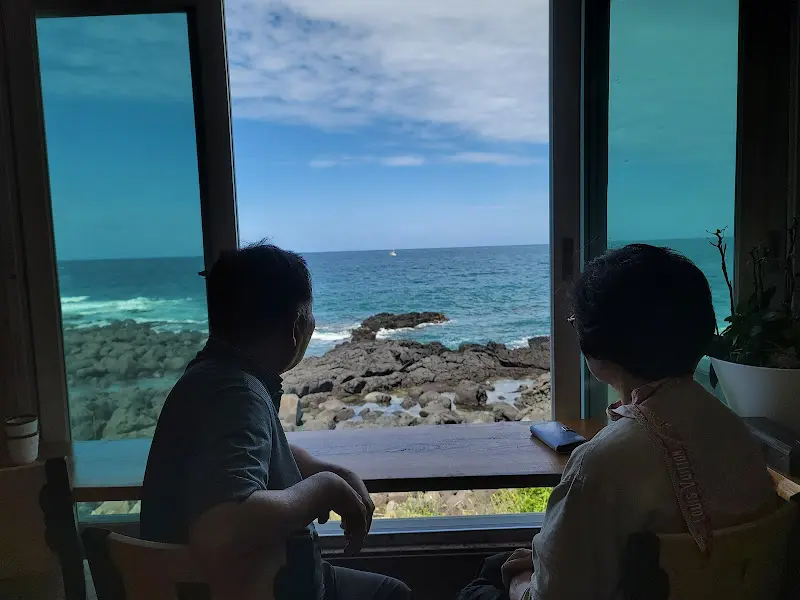 창밖으로 보이는 아름다운 애월 바다