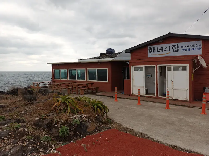 해녀의 집 건물과 애월 바다 풍경