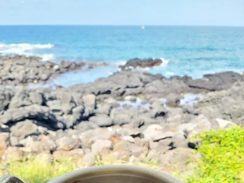 바다를 배경으로 찍은 음식 사진