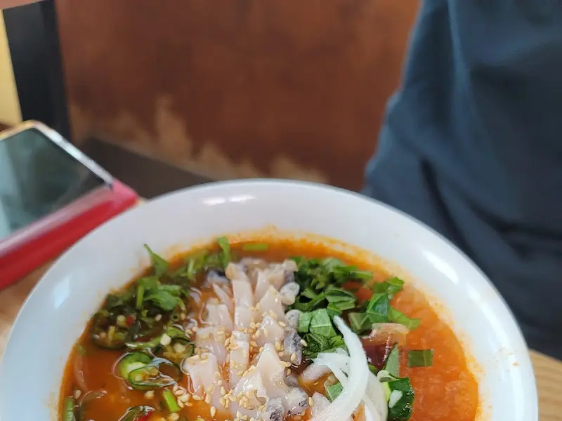 전복 물회의 클로즈업 샷