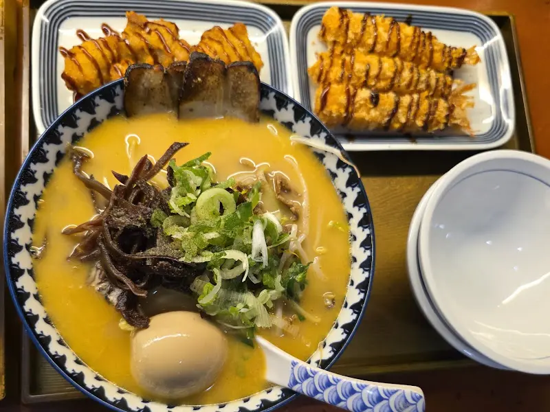 숯불고기라멘, 새우튀김, 치킨 가라아게가 함께 놓인 쟁반 사진