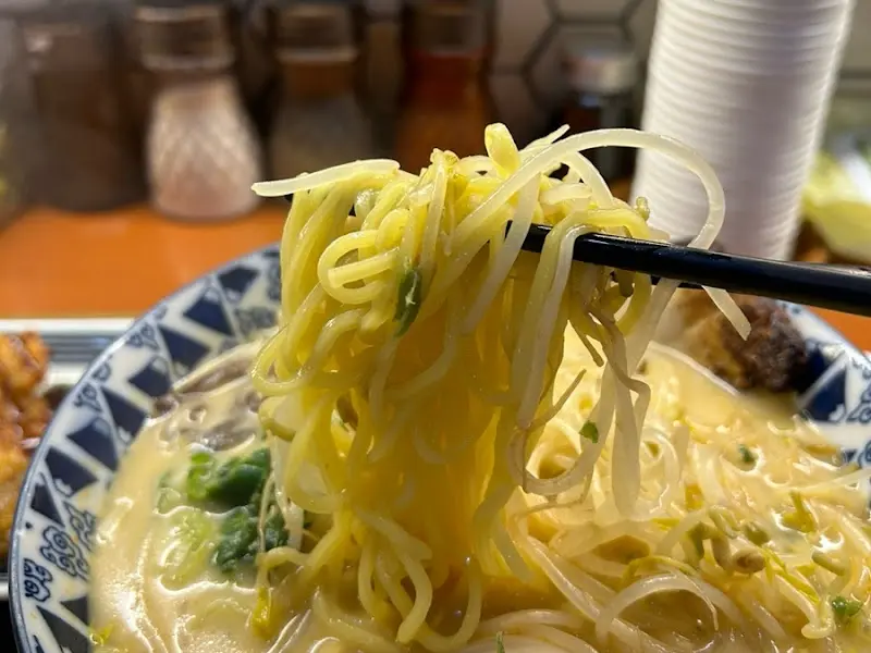 젓가락으로 라멘 면을 들어올리는 모습