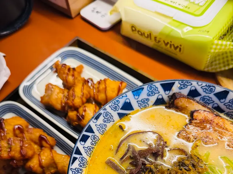 라멘과 곁들임 메뉴 클로즈업 샷