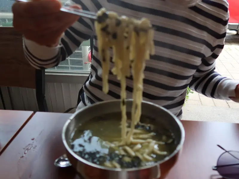 쫄깃한 면발을 자랑하는 박가네 따개비 칼국수