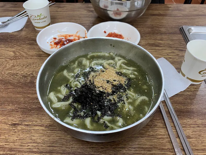 김가루와 깨가 듬뿍 뿌려진 따개비 칼국수