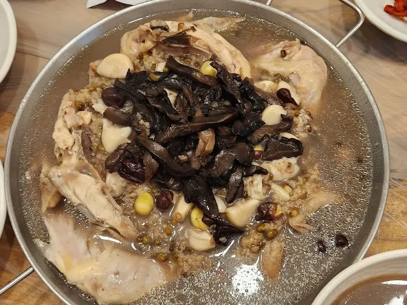 능이버섯과 닭고기가 듬뿍 들어간 백숙