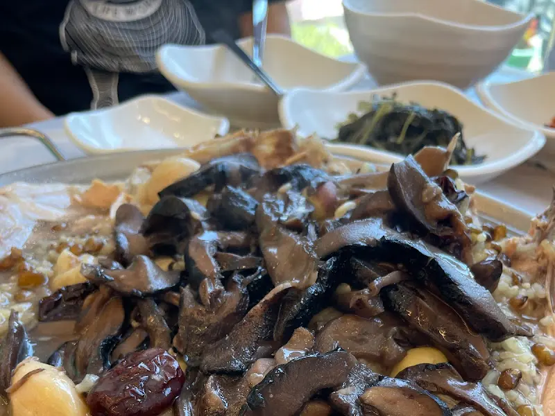 능이버섯이 가득한 백숙의 모습