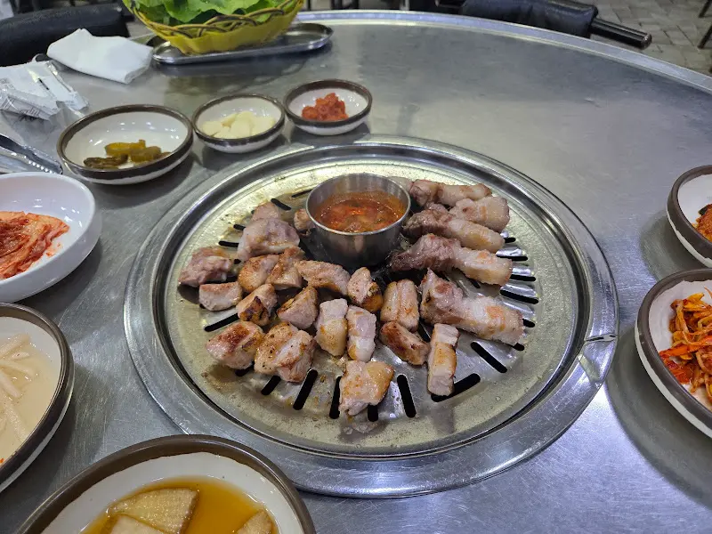 초벌된 흑돼지 삼겹살과 목살