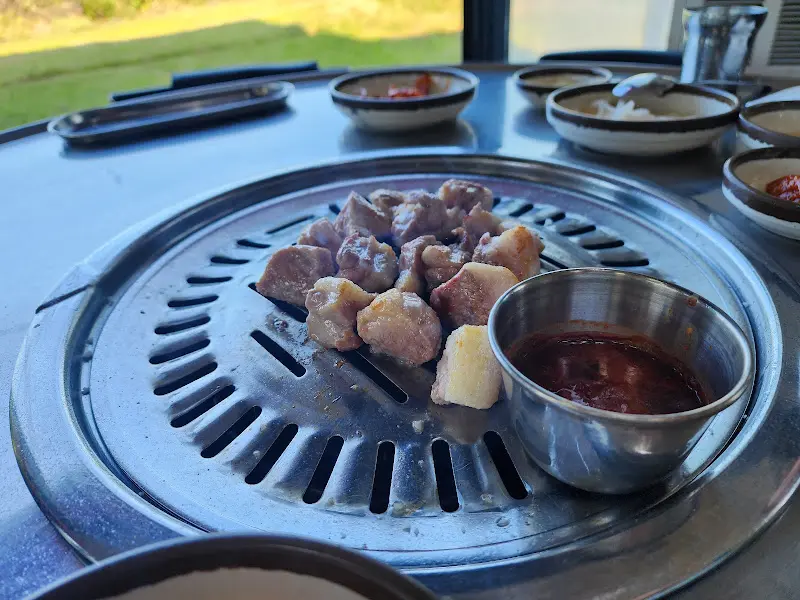 연탄불에 구워지는 흑돼지