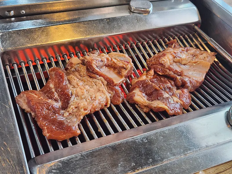 불판 위에서 익어가는 생갈비