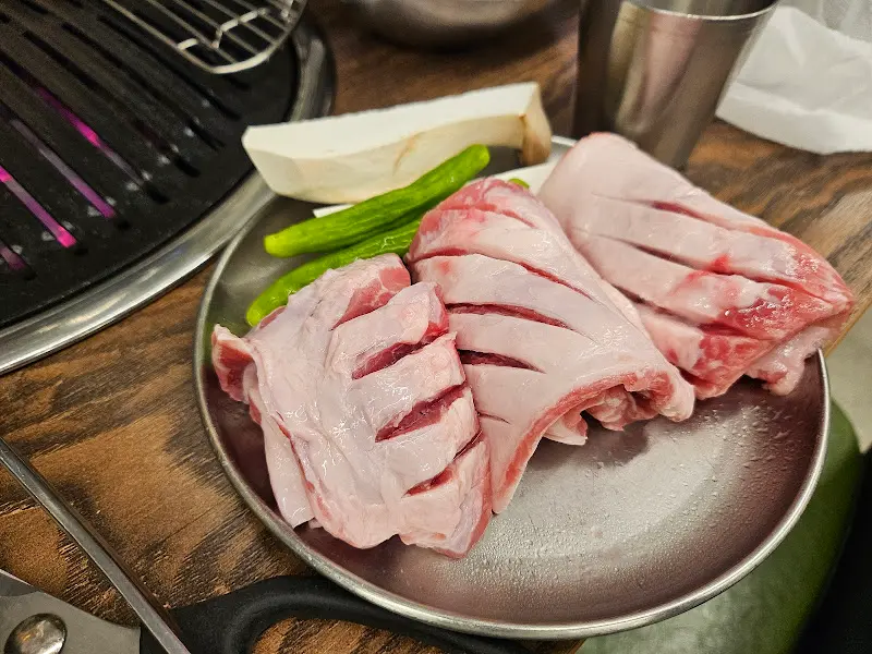 신선한 흑돼지 오겹살과 목살