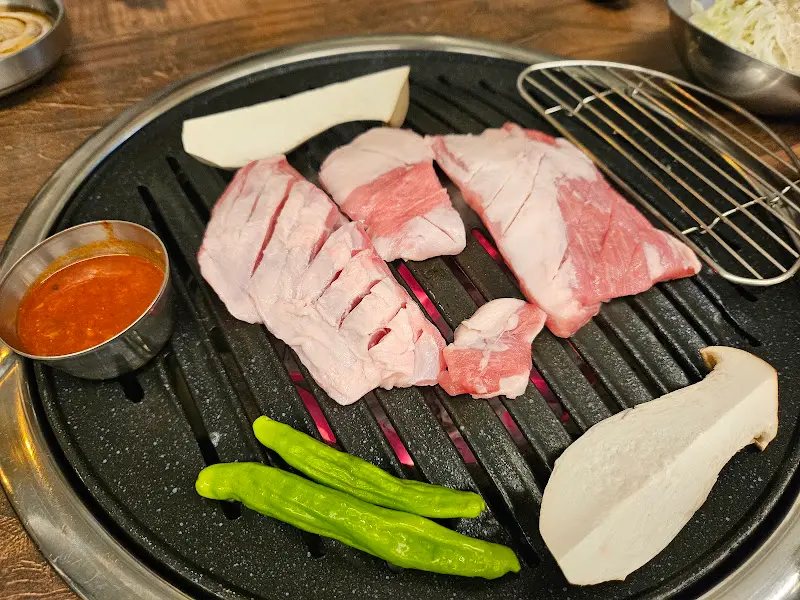 숯불 위에서 익어가는 흑돼지