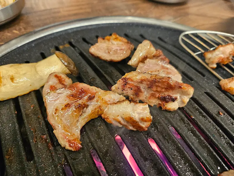 노릇하게 구워진 흑돼지