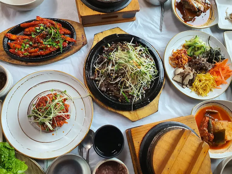 다양한 요리들이 한 상 가득 차려진 모습