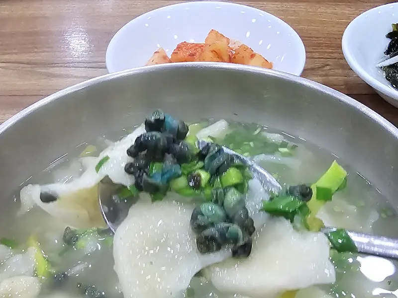 다슬기탕과 기본 반찬