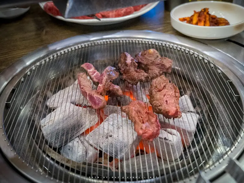 돌판 위에서 익어가는 한우 갈비살