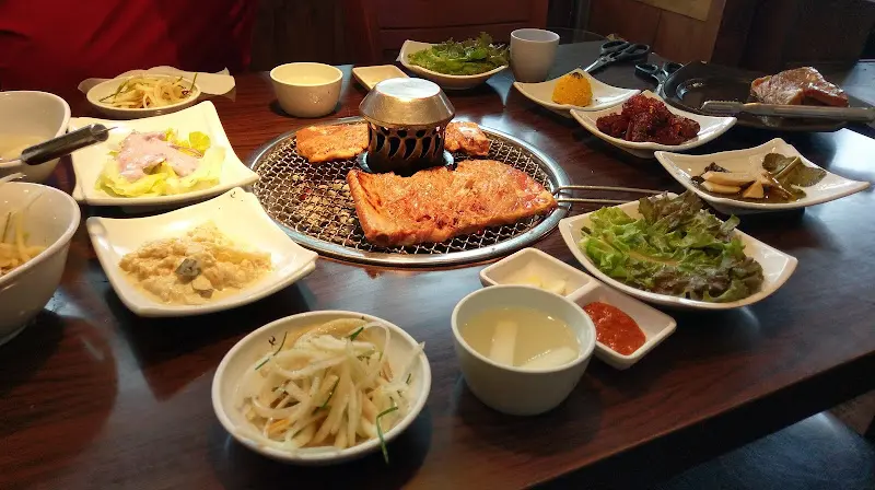 다양한 밑반찬과 삼겹살