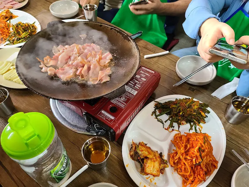 불판에 구워지는 삼겹살