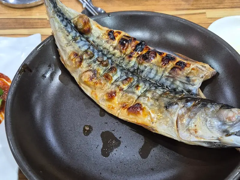 노릇하게 구워진 고등어 구이