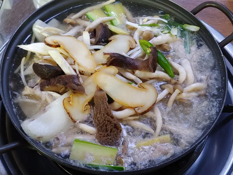 송이버섯 가득한 전골