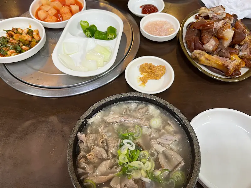 다양한 반찬과 함께 제공되는 비빔밥