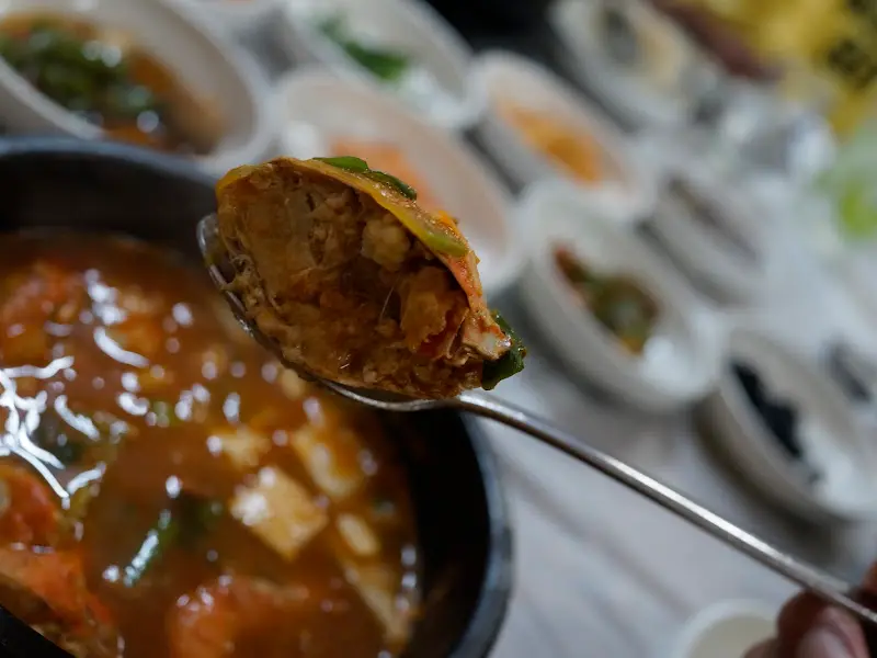 숟가락 위에 올려진 불백 고기