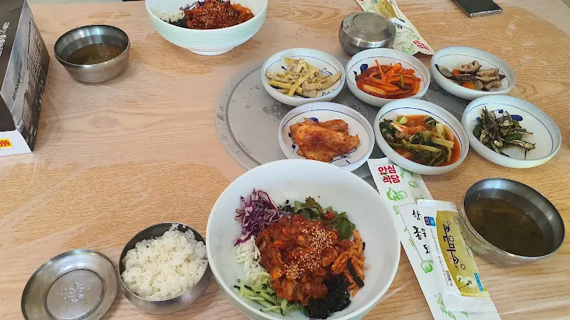 다양한 반찬과 비빔밥