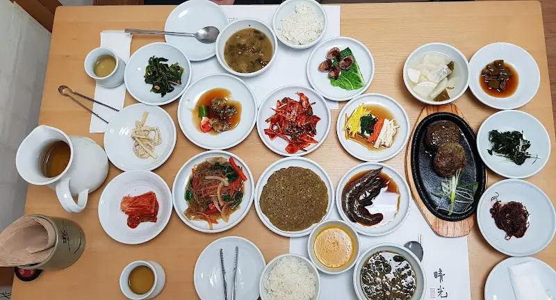 테이블 가득 차려진 밑반찬