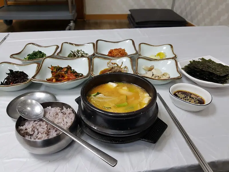 뚝배기에 담겨져 나오는 메뉴