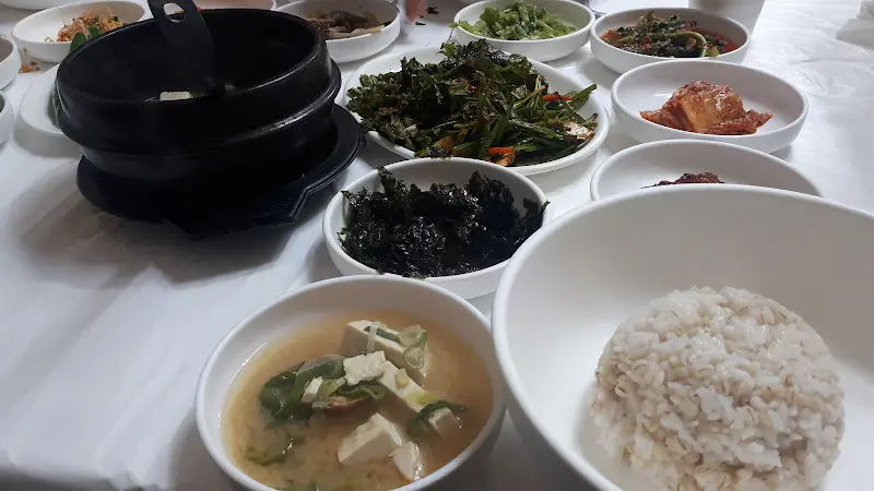 다양한 곁들임 메뉴와 밥