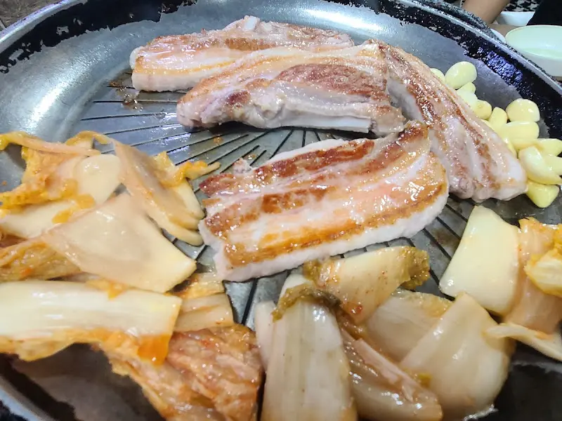 구워지는 삼겹살과 김치