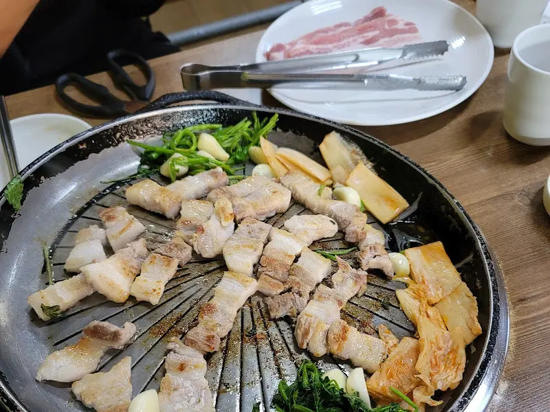 불판 위의 삼겹살