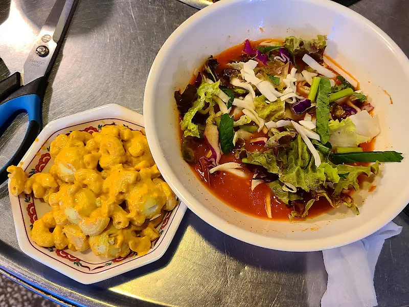 마카로니 샐러드와 야채 샐러드