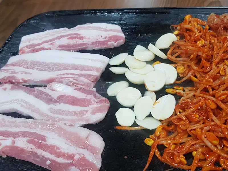 대패삼겹살과 구운 마늘