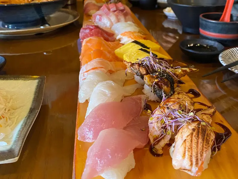 테이블 위에 놓인 초밥과 냉모밀 세트