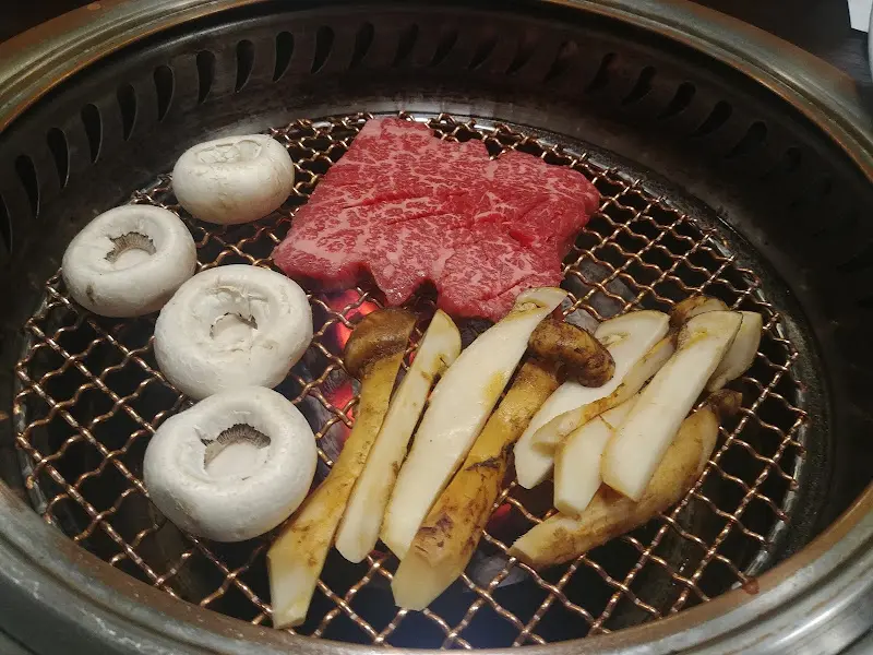 숯불에 구워지는 고기와 버섯