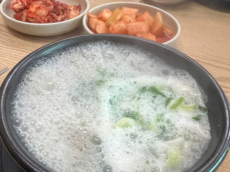 뽀얀 국물의 순대국