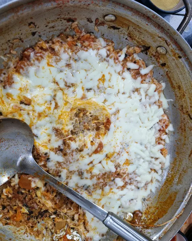 감자탕을 먹고 남은 국물에 볶아먹는 볶음밥의 모습. 김가루와 김치가 듬뿍 들어가 있다.