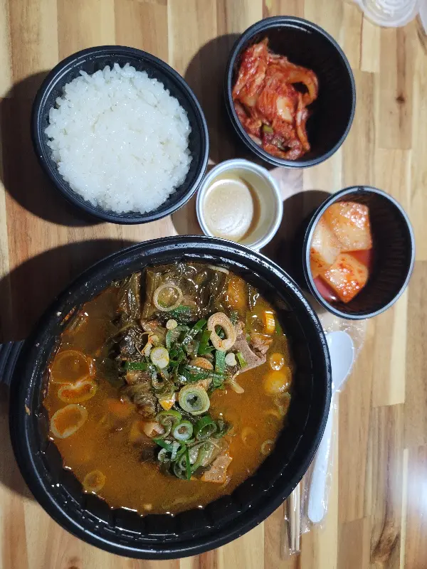 포장해온 감자탕과 반찬